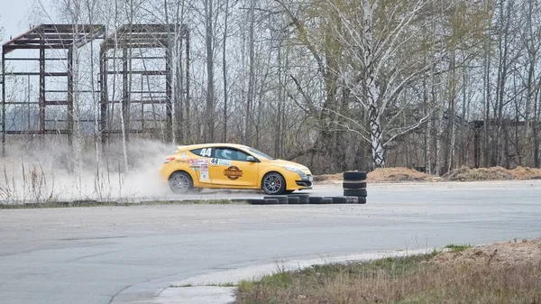 Megane 프랑스 스포츠 자동차 Chayka 타이어 경주에서에서 나오는 연기와 먼지에서 — 스톡 사진