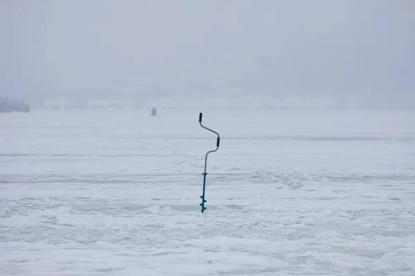 人工冰柜是按照安全标准保存的 冬季在一个小的 自然的 冰冻的湖面上钓鱼 上面覆盖着雪 渔民形象 业余爱好和设备形象 — 图库照片
