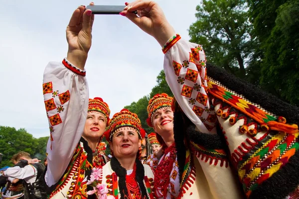 Yakushyntsi Ukraine 2019 Les Femmes Mode Sourient Faisant Selfie Avec — Photo