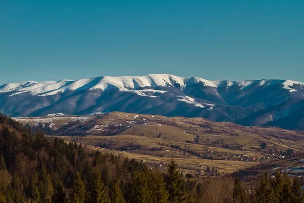 Карпатские Горы Закарпатье Высокая Вершина Покрытая Снегом Солнечный Весенний День — стоковое фото