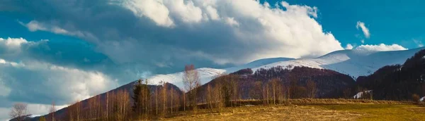 Monti Carpazi Transcarpazia Sole Serale Basse Nuvole Sulla Cima Del — Foto Stock