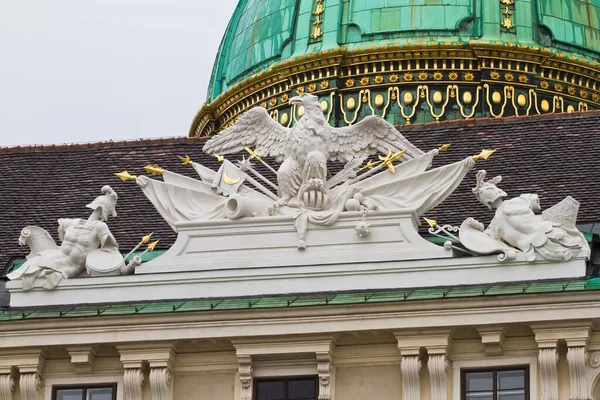 Wien Österreich 2019 Hofburg Reichskanzlerflügel Reichskanzleitrakt Adlerskulpturen Und Fahnen Wappen — Stockfoto