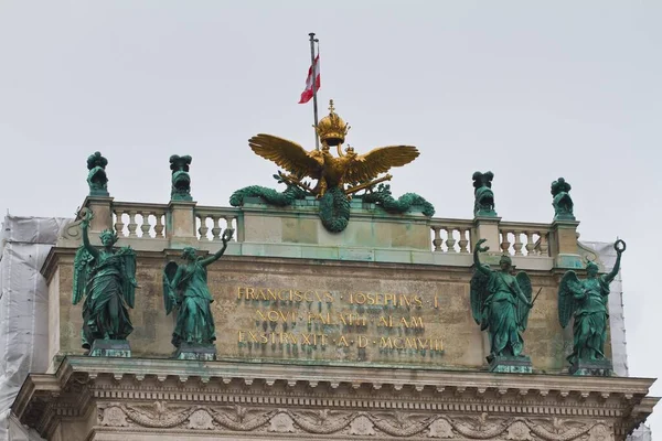 Wien Österrike 2019 Österrikisk Vapensköld Guldörn Med Krona Nationalflagga Och — Stockfoto