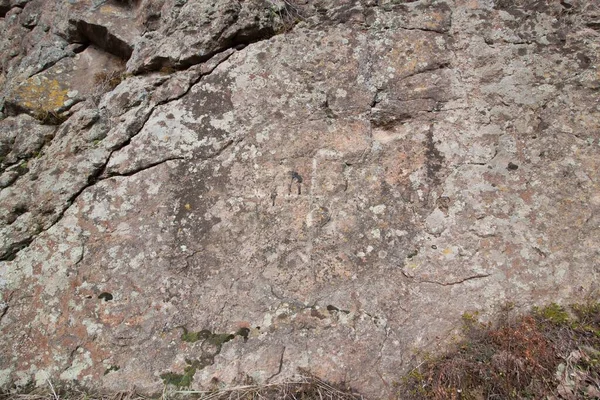 Granito Modello Superficie Pietra Con Profonde Crepe Naturali Ricoperto Licheni — Foto Stock