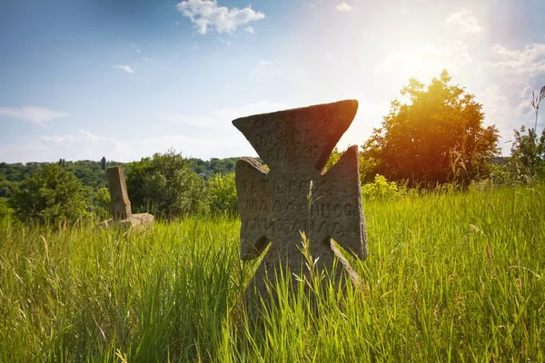 Busha Ucrânia 2018 Lápide Com Texto Ilegível Esculpido Antigo Cemitério — Fotografia de Stock