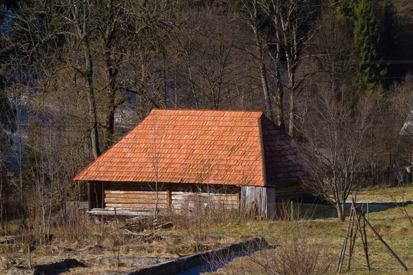 Oude Houten Woonhuis Met Oranje Tegeldak Lege Verlaten Tuin Een — Stockfoto