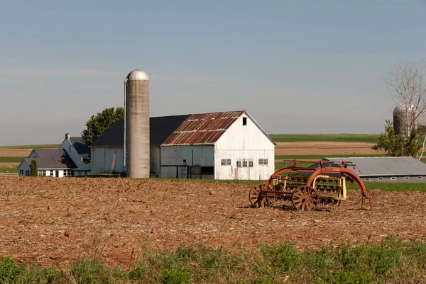 Régi Amish farm és a régi mezőgazdasági berendezések — Stock Fotó