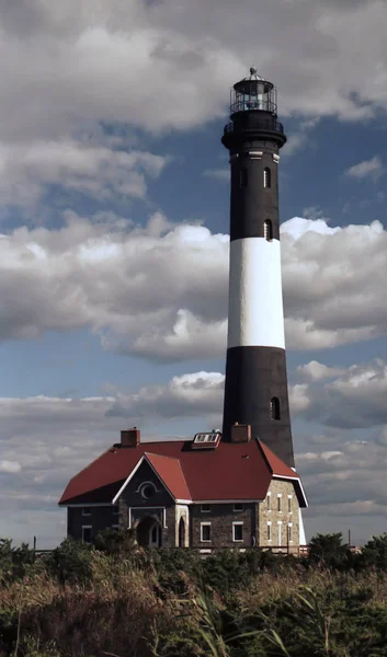 Casa de la Luz y Cuartos de Vida en un hermoso día de verano con nubes — Foto de Stock