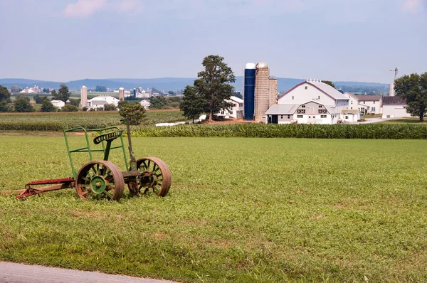 Amish Farm Equipment en el Campo 5 —  Fotos de Stock