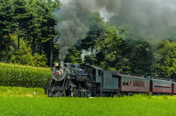 Locomotiva a vapor vintage com trem de passageiros antigo — Fotografia de Stock