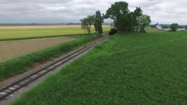 Buhar motoru ile Vintage yolcu treni, HD dron tarafından siyah duman üfleme boyunca şişirme