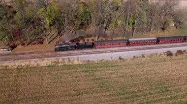 Drone uçuş bir buhar motoru ve tren Pennsylvania kırsal ABD bir sonbahar günü