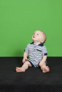 10 aylık bebek çocuk üzerinde bir yeşil arka plan pt 4