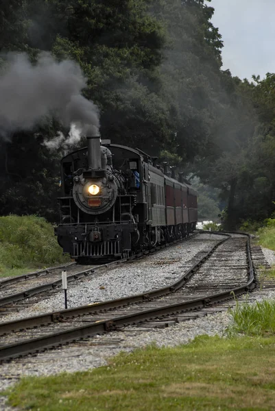 Motore a vapore con treno passeggeri che entra in stazione pt 2 — Foto Stock