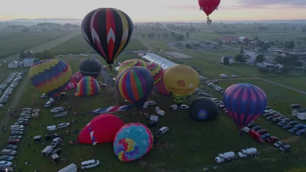 ペンシルベニア州ハンドの鳥 9月2019 熱気球の空中ビュー夏の朝に熱気球フェスティバルで記入して離陸 — ストック動画