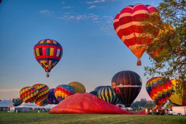 Sıcak Hava Balonu Festivali Sabahı, Güneşli bir yaz sabahı Çoklu Balonların Gündoğumu