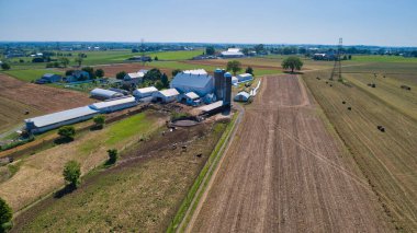 Amish Çiftliği Hasat Yuvarlanan Ekinlerin Hava Görüntüsü Hava Aracı Tarlası tarafından görüldüğü gibi güneşli bir günde depolanmaya hazır.