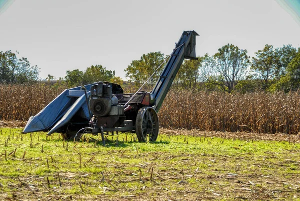 Antique Amish Farm Equipment Assis dans le champ en attente d'être utilisé — Photo