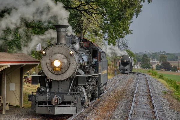 Norfolk und westliche dampflokomotive nr. 611 und Nr. 382 dampfen an einem regnerischen Tag — Stockfoto