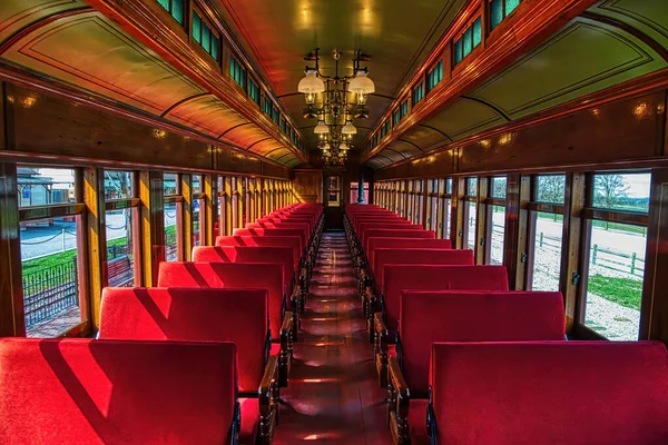 Antika yolcu araba iç kırmızı kepenk sandalyeyle