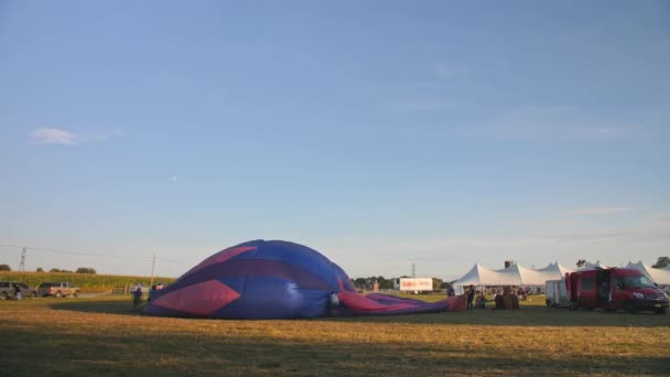 在阳光明媚的夏日 热气球节期间 热气球从设置到发射时间的流逝 — 图库视频影像
