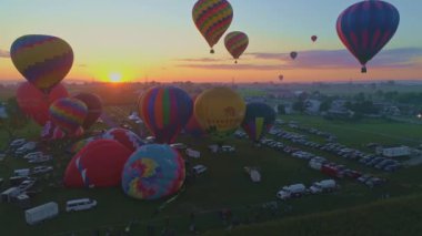 Güneşli bir yaz gününde Sunrise 'da düzenlenen Sıcak Hava Balonu Festivali' nde Bir İHA 'nın Gördüğü Sıcak Hava Balonlarının Sabah Uçuşunun Hava Görüntüsü