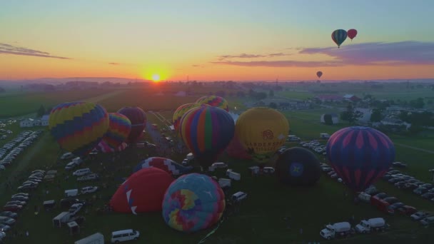 Aerial View Morning Indítsa Hőlégballonok Egy Hőlégballon Fesztivál Napfelkeltekor Egy — Stock videók