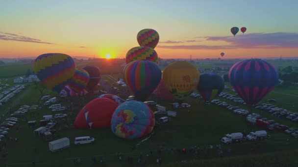 Letecký Pohled Ranní Spuštění Horkovzdušných Balónů Festivalu Horkovzdušného Balónu Při — Stock video