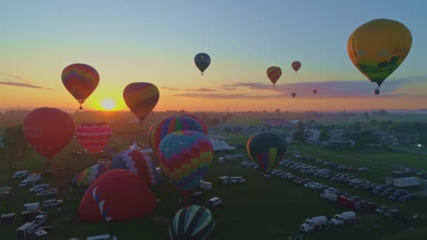 Luchtfoto Van Een Ochtendlancering Van Heteluchtballonnen Een Festival Van Heteluchtballonnen — Stockvideo