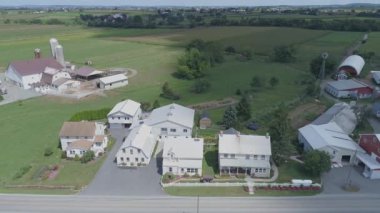 Kısmen Bulutlu Bir Yaz Günü 'nde Gün Doğumu' nda Bir Çiftlik ve Kırsal Görüş Bir Drone Tarafından Görüldüğü Gibi