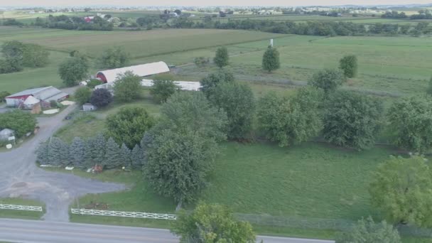 ドローンに見られる部分的な曇りの夏の日の日の出の農場と田舎の空中景色 — ストック動画