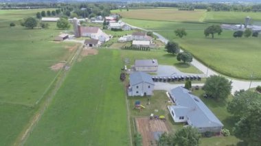 Kısmen Bulutlu Bir Yaz Günü 'nde Gün Doğumu' nda Bir Çiftlik ve Kırsal Görüş Bir Drone Tarafından Görüldüğü Gibi
