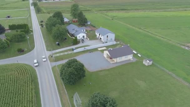 Vista Aérea Una Casa Escuela Una Habitación Amish Día Verano — Vídeo de stock