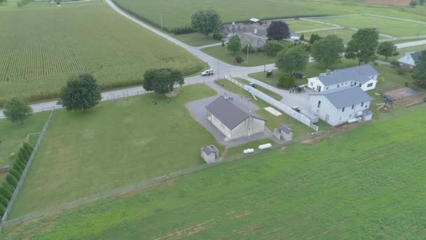 Vista Aérea Una Casa Escuela Una Habitación Amish Día Verano — Vídeo de stock