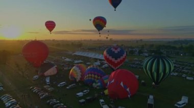 Bir Balon Festivali 'nde Sabah Balonlarının Havadan Fırlatılışı Bir İHA Tarafından Görüldüğü Gibi Kalkışa Kalkılıyor