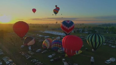 Bir Balon Festivali 'nde Sabah Balonlarının Havadan Fırlatılışı Bir İHA Tarafından Görüldüğü Gibi Kalkışa Kalkılıyor