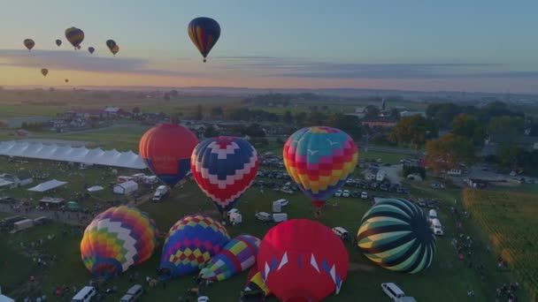 ドローンに見られるように満杯から離陸までのバルーンフェスティバルで熱気球の朝の打ち上げの空中ビュー — ストック動画