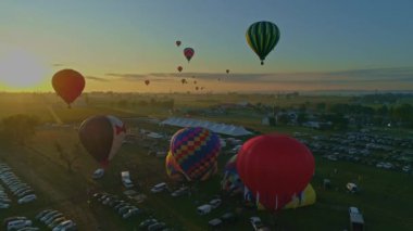 Bir Balon Festivali 'nde Sabah Balonlarının Havadan Fırlatılışı Bir İHA Tarafından Görüldüğü Gibi Kalkışa Kalkılıyor