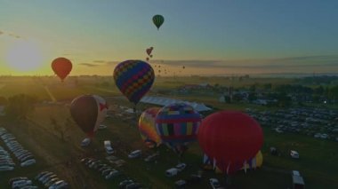 Bir Balon Festivali 'nde Sabah Balonlarının Havadan Fırlatılışı Bir İHA Tarafından Görüldüğü Gibi Kalkışa Kalkılıyor