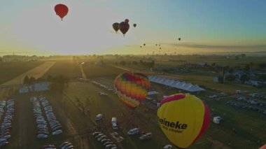 Bir Balon Festivali 'nde Sabah Balonlarının Havadan Fırlatılışı Bir İHA Tarafından Görüldüğü Gibi Kalkışa Kalkılıyor