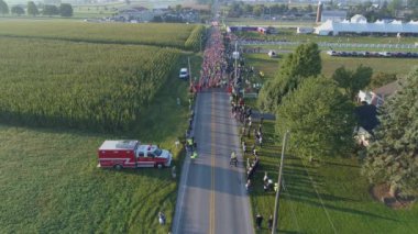Amish Ülkesi 'nde Bir Yaz Sabahı Festivali' nde Yarım Maratonun Başlayışının Hava Görüntüsü