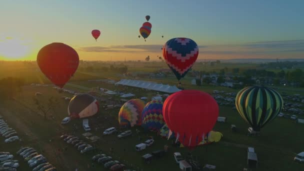 Letecký Pohled Ranní Start Horkovzdušných Balónků Festivalu Balónků Naplnění Vzlet — Stock video