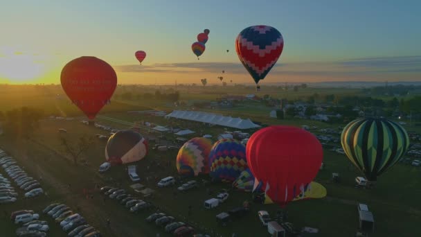 Vista Aérea Lançamento Matutino Balões Quente Festival Balão Enchimento Até — Vídeo de Stock