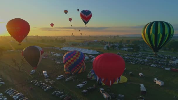 Vista Aérea Lançamento Matutino Balões Quente Festival Balão Enchimento Até — Vídeo de Stock