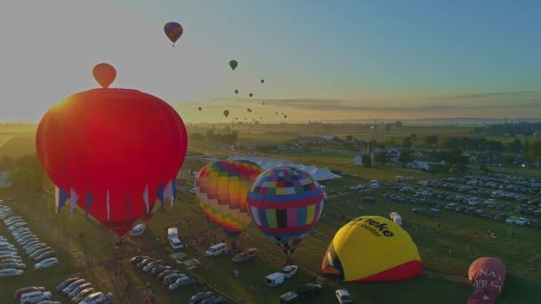 Letecký Pohled Ranní Start Horkovzdušných Balónků Festivalu Balónků Naplnění Vzlet — Stock video