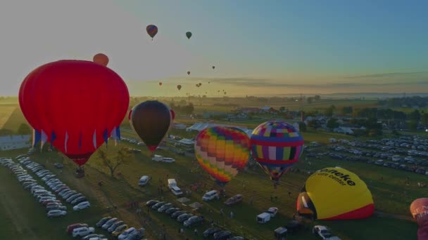 ドローンに見られるように満杯から離陸までのバルーンフェスティバルで熱気球の朝の打ち上げの空中ビュー — ストック動画