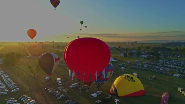 Letecký Pohled Ranní Start Horkovzdušných Balónků Festivalu Balónků Naplnění Vzlet — Stock video