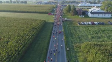 Amish Ülkesi 'nde Bir Yaz Sabahı Festivali' nde Yarım Maratonun Başlayışının Hava Görüntüsü
