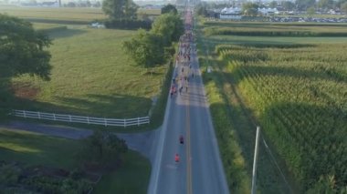 Amish Ülkesi 'nde Bir Yaz Sabahı Festivali' nde Yarım Maratonun Başlayışının Hava Görüntüsü
