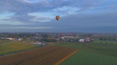 Bir Balon Festivali 'nde Sabah Balonlarının Havadan Fırlatılışı Bir İHA Tarafından Görüldüğü Gibi Kalkışa Kalkılıyor